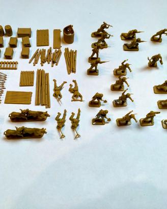 Lotto 26 soldatini con muli e accessori