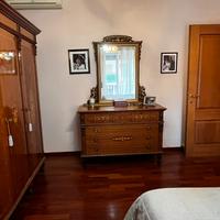 Intera camera da letto retró in legno intarsiato