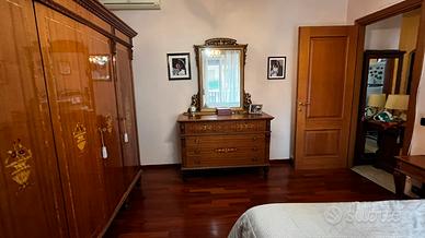 Intera camera da letto retró in legno intarsiato