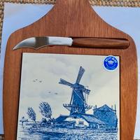 Tagliere vintage con piastrella decorata a mano