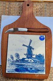 Tagliere vintage con piastrella decorata a mano