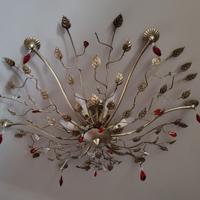 Lampadario a soffitto e due applique.