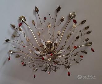 Lampadario a soffitto e due applique.