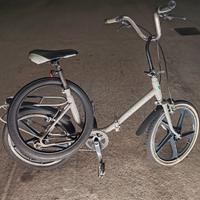 Bicicletta moderna pieghevole 