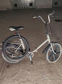 Bicicletta moderna pieghevole 