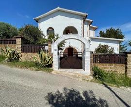 VILLA CON PISCINA