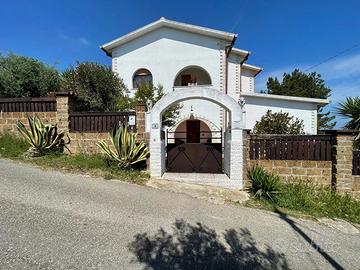 VILLA CON PISCINA