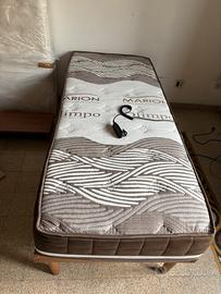 Materasso singolo e rete a doghe