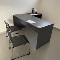 Scrivania angolare + sedie + mobiletto