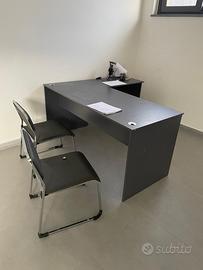 Scrivania angolare + sedie + mobiletto