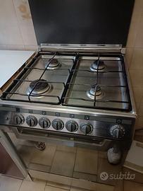 Cucina a gas con forno elettrico e cappa