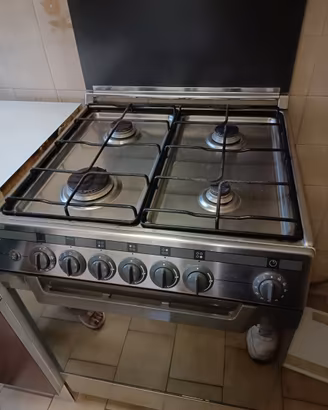 Cucina a gas con forno elettrico e cappa