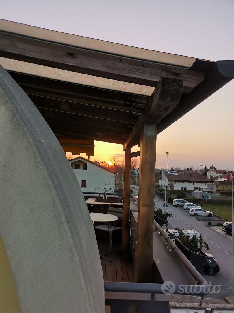 Struttura In Acciaio Con Tetti Di Metallo Ondulato Ricoperti Prima Del Montaggio Su Parete Pannelli Sandwich Dell Installazione Image263357072 - Foto 2