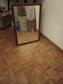 specchio con cornice di legno
