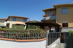 Vada (li) a 300 mt dal mare casa con giardino 8/10