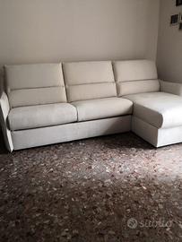 Divano letto tre posti con chaise longue.  DONDI S