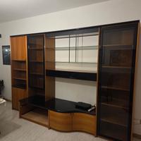 Mobile tv con tavolo in cristallo e sedie