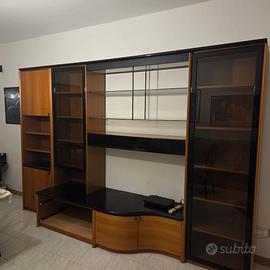 Mobile tv con tavolo in cristallo e sedie