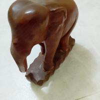 elefante in legno preggiato 