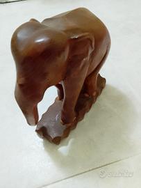 elefante in legno preggiato 