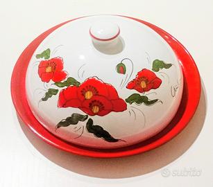 Piatto con campana in ceramica decorata a mano