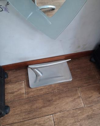 poggiapiedi per postazione parrucchiere 