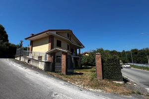 Villa di 350 m² con 5 locali e posto auto a Avelli