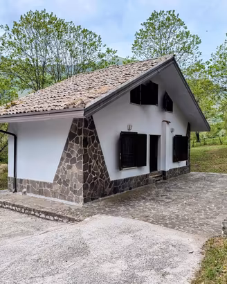 Graziosa cascina con ampio terreno