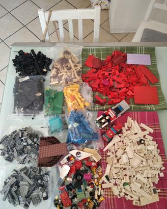 Lotto lego misto e sciolto con figure e mezzi