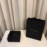 Busta e scatola Gucci con fiocco