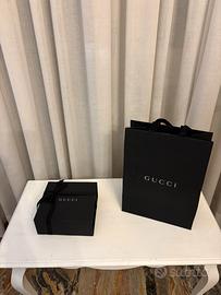 Busta e scatola Gucci con fiocco