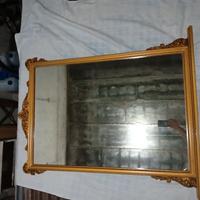 specchio con cornice in oro 