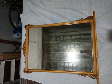 specchio con cornice in oro 