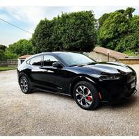 Mustang mach-E AWD nera perfetta