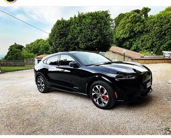 Mustang mach-E AWD nera perfetta