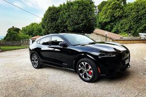 Mustang mach-E AWD nera perfetta