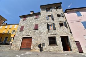 CASA SEMINDIPENDENTE A CALESTANO