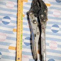 Pinza regolabile autobloccante