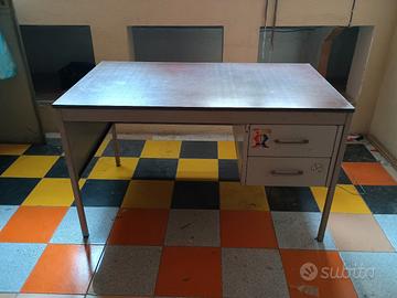 Scrivania in metallo con piano in formica 