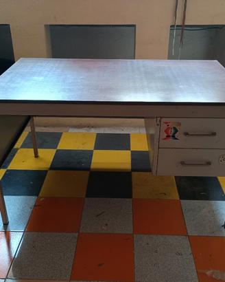 Scrivania in metallo con piano in formica 