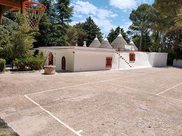 Trulli con pineta e campo sportivo