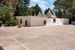 Trulli con pineta e campo sportivo