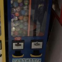 Distributore meccanico palline sorprese gioco