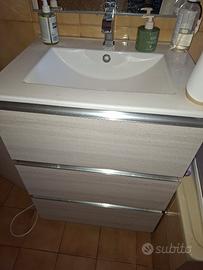 Mobiletto del bagno con specchio