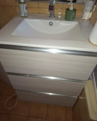 Mobiletto del bagno con specchio