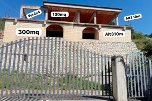 Casa in costruzione con terreno