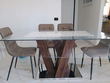 tavolo in legno con piano in vetro 