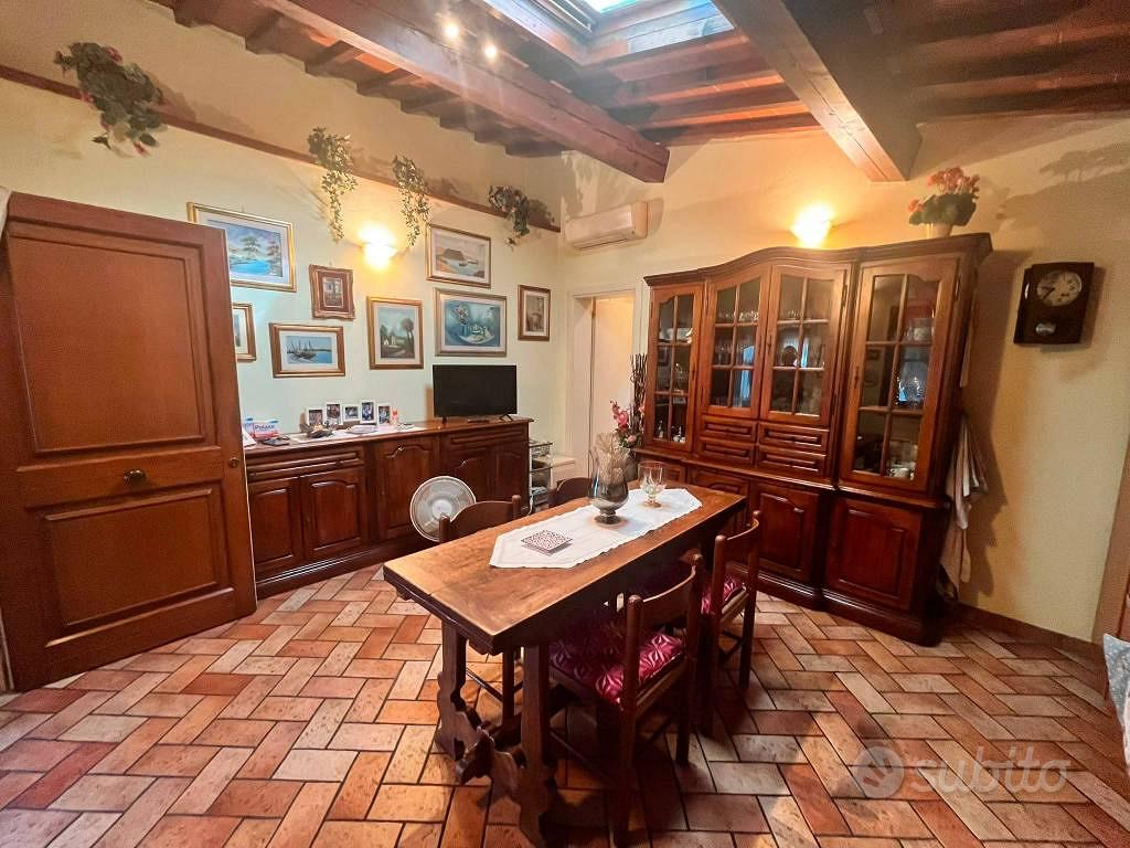 Rustico / Casale di 440 m² con più di 5 locali a P - Vista 2