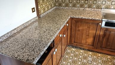 Top cucina in granito con piano cottura