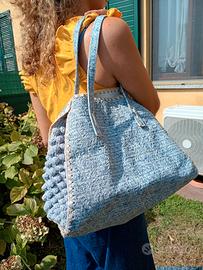 Borsa capiente con bordi all'uncinetto